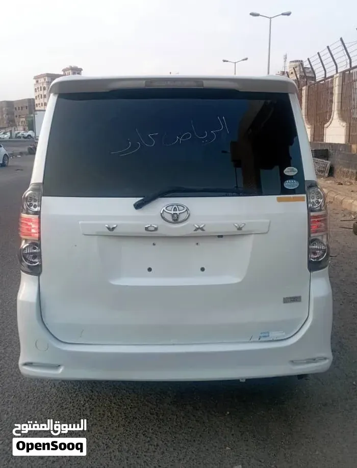 Toyota Voxy 2010 photo 4