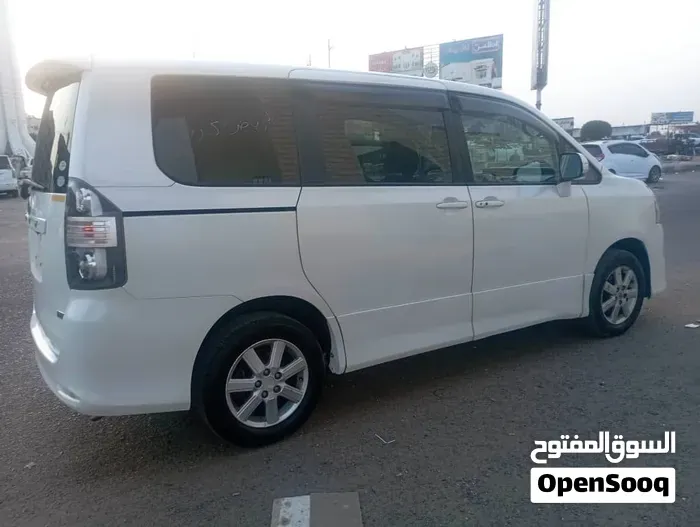 Toyota Voxy 2010 photo 3