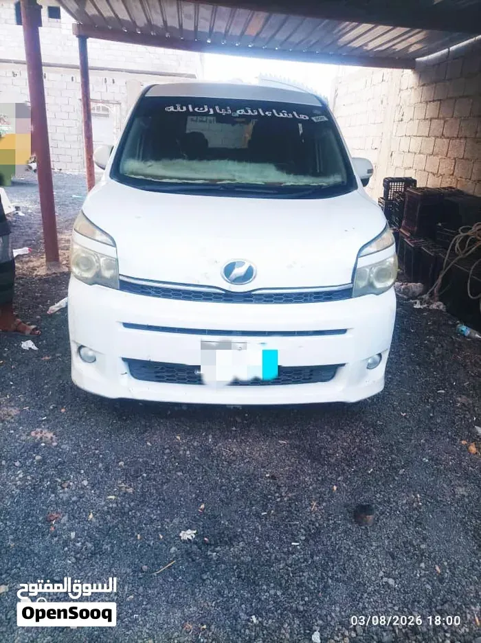 Toyota Voxy 2010 photo 5