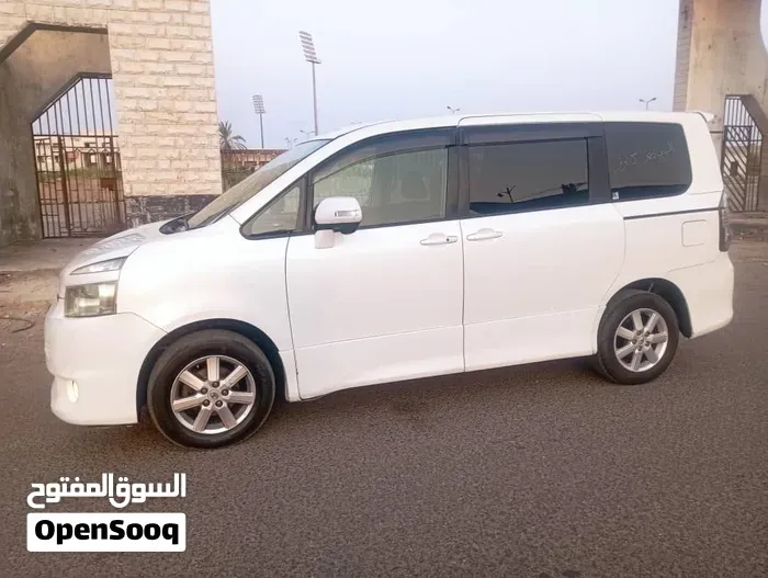 Toyota Voxy 2010 photo 2