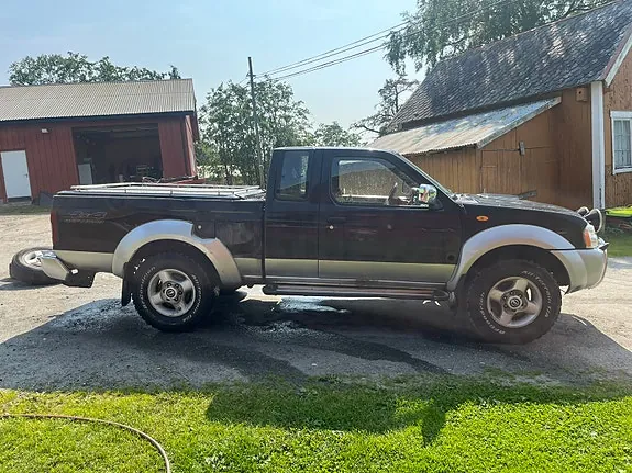 Nissan King Cab 2004 photo 2