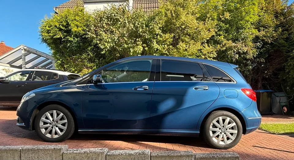 Mercedes-Benz B 180