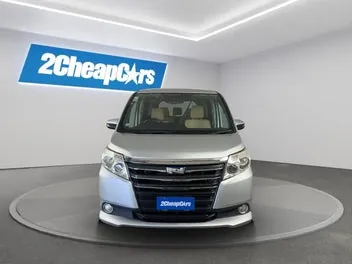 Toyota Noah 2014 photo 3