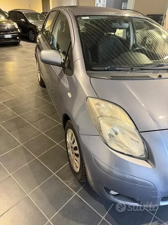 Toyota Yaris 2010 photo 2