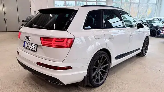 Audi Q7 2018 photo 2