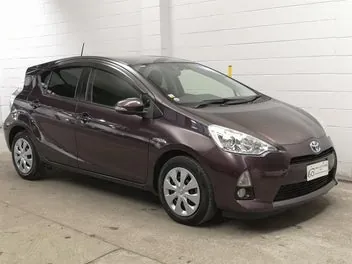 Toyota Aqua 2014 photo 2