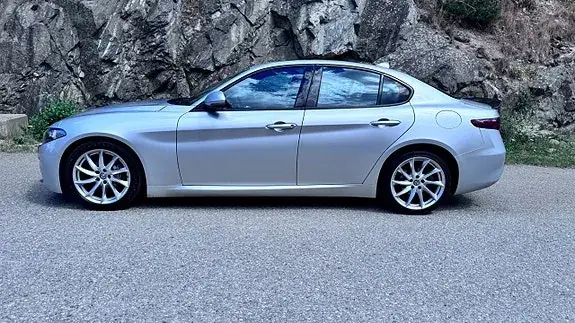 Alfa Romeo Giulia 2017 photo 2