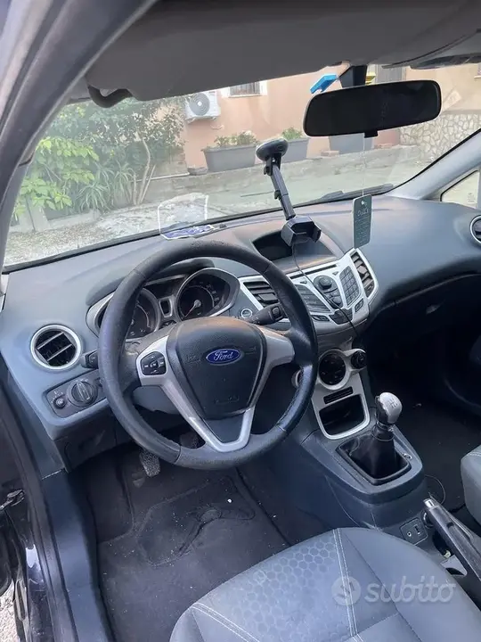 Ford Fiesta 2011 photo 2
