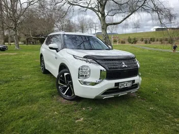 Mitsubishi Outlander 2023 photo 2