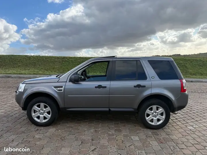 Land Rover Freelander 2010 photo 2