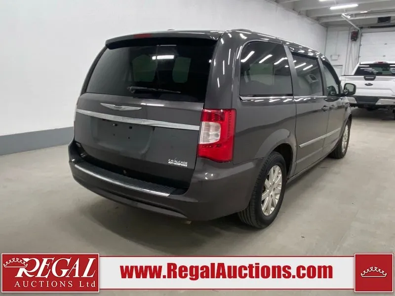 Chrysler Town & Country 2015 photo 3