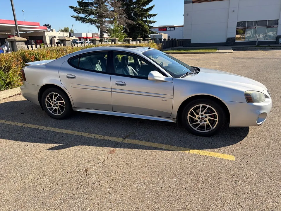 Pontiac Grand Prix 2005 photo 2
