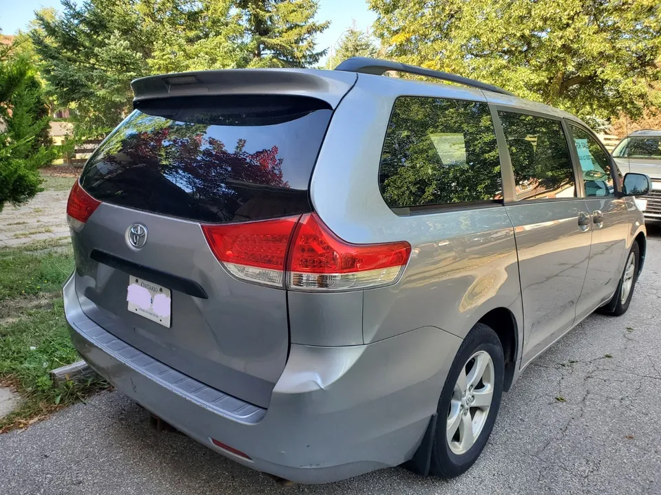 Toyota Sienna 2011 photo 5