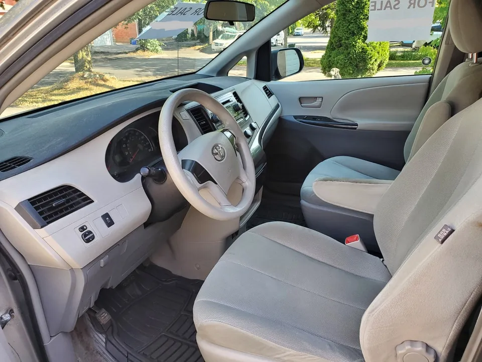 Toyota Sienna 2011 photo 2