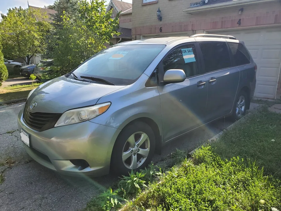 Toyota Sienna 2011 photo 3