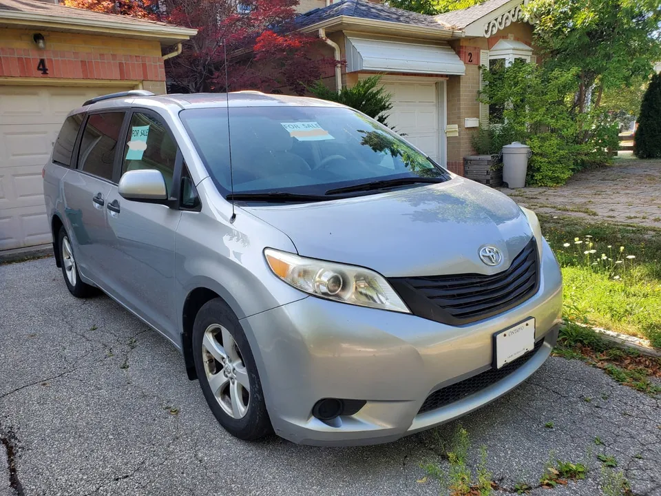 Toyota Sienna 2011 photo 4