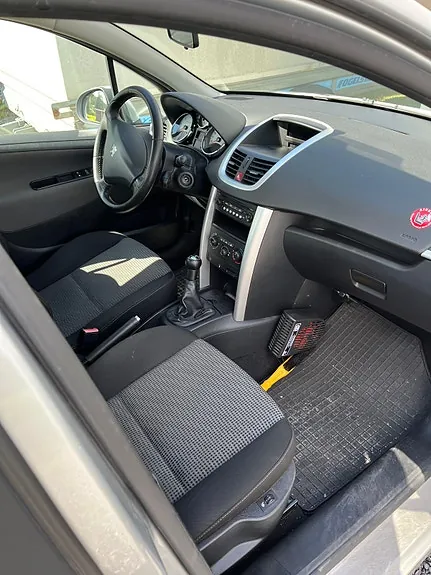 Peugeot 207 2010 photo 3