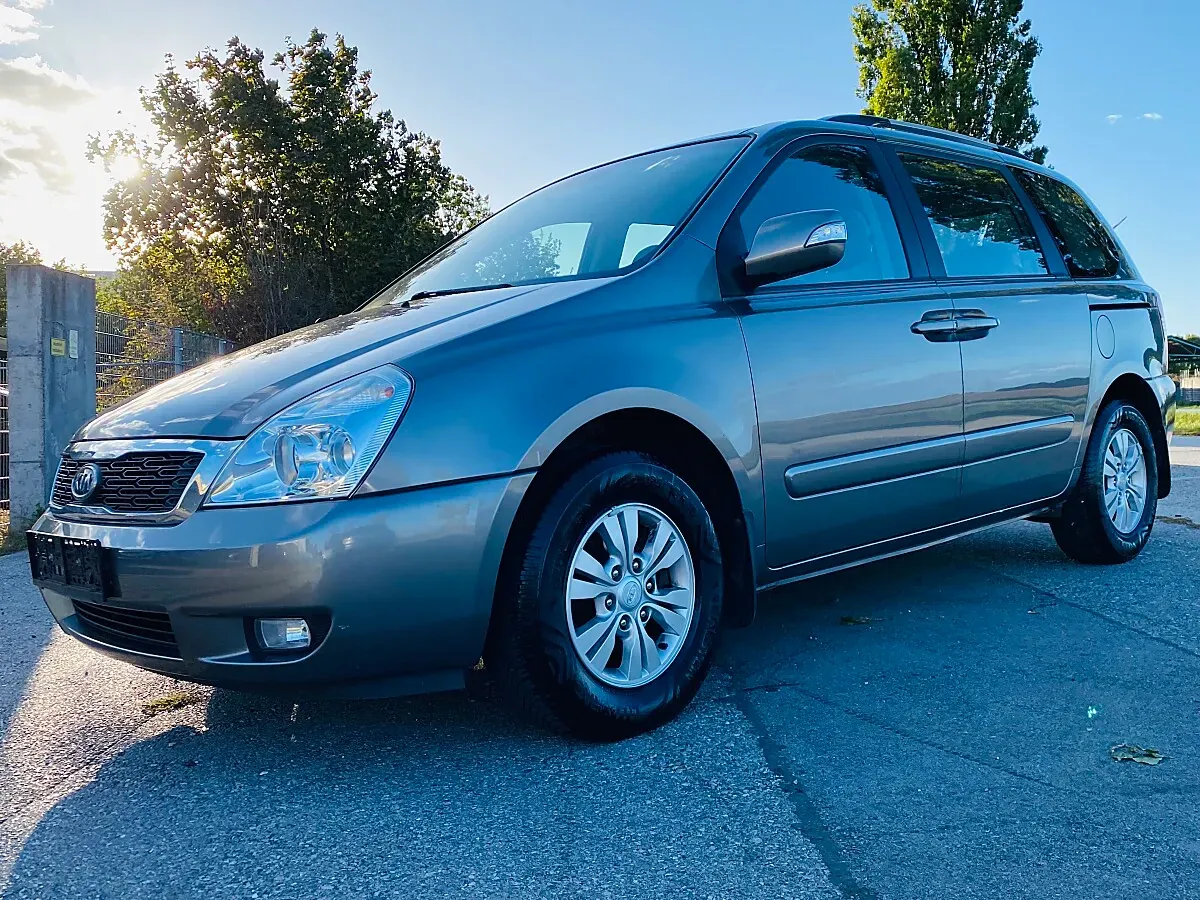 Kia Carnival 2011 photo 3