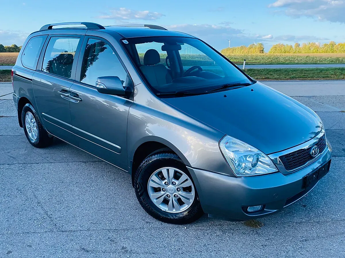 Kia Carnival 2011 photo 2