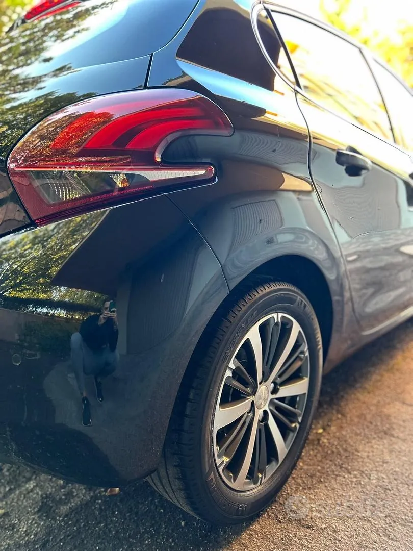 Peugeot 208 2017 photo 3