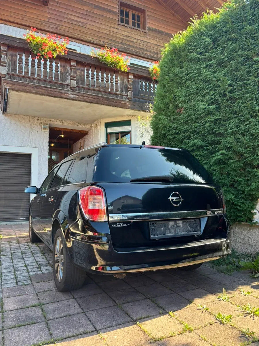 Opel Astra 2010 photo 2