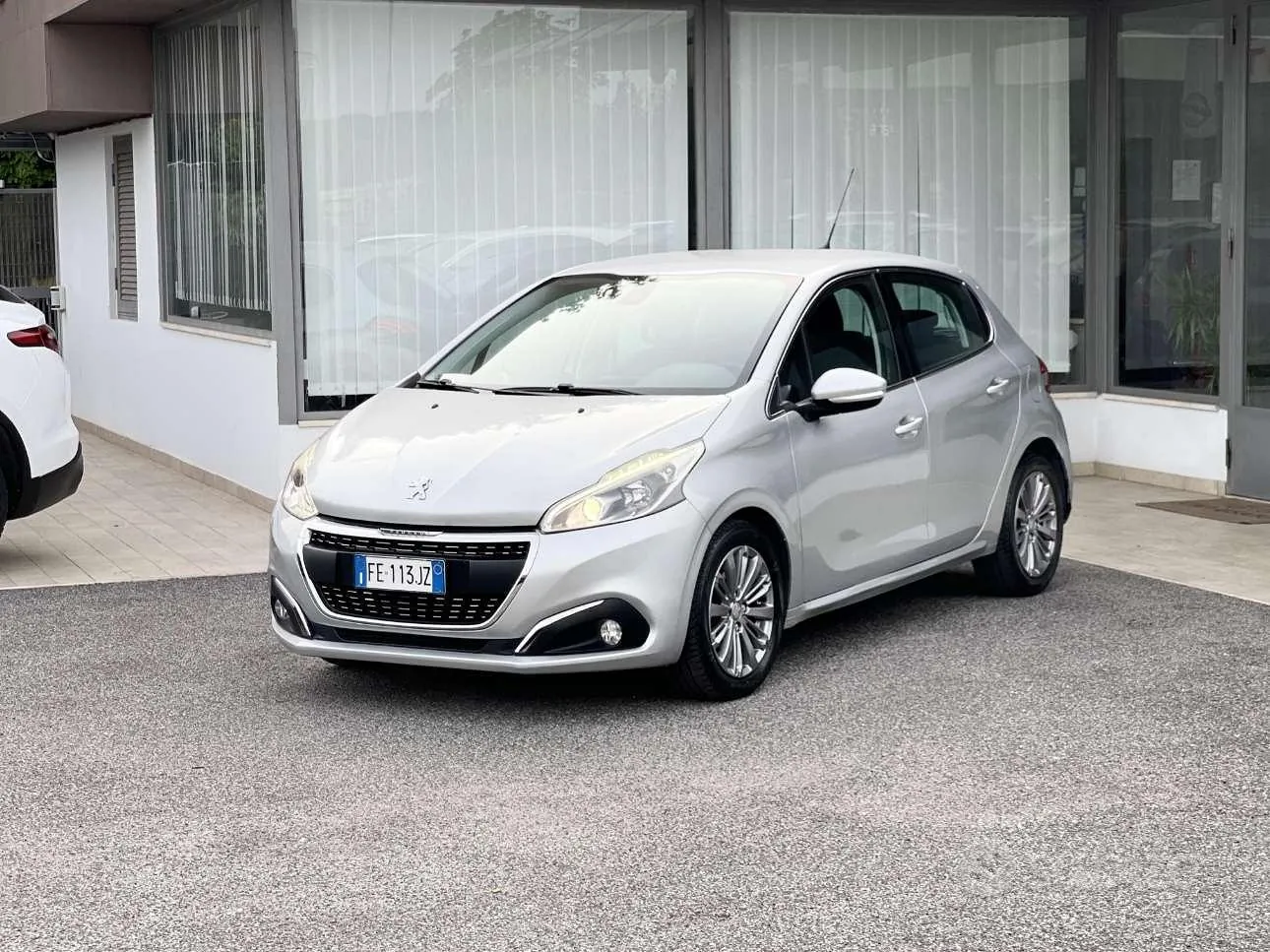 Peugeot E-208