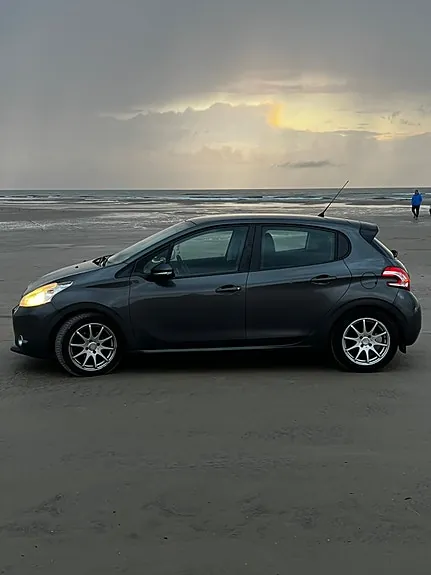 Peugeot 208 2012 photo 3