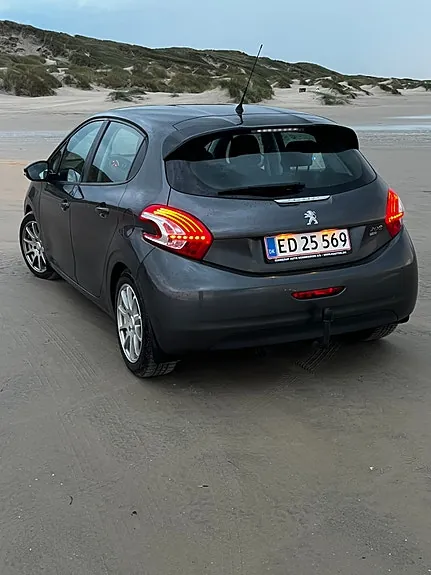 Peugeot 208 2012 photo 2