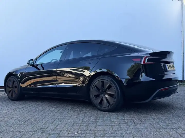 Tesla Model 3 2023 photo 2