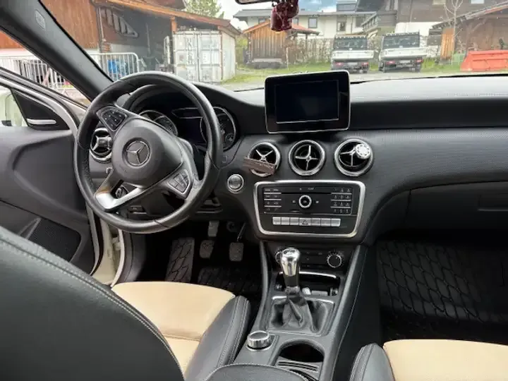 Mercedes-Benz A-Class 2018 photo 2