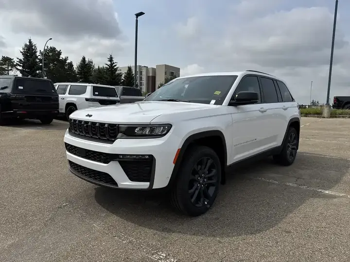 Jeep Grand Cherokee 2026 photo 3