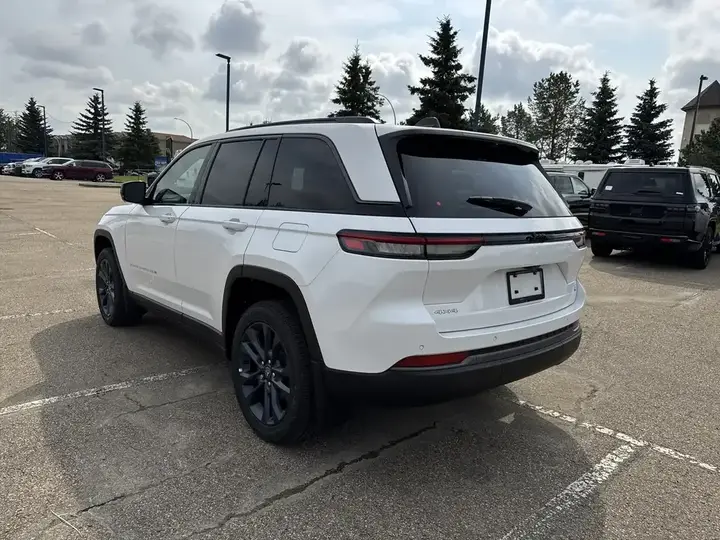 Jeep Grand Cherokee 2026 photo 5