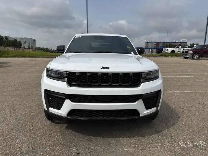 Jeep Grand Cherokee 2026 photo 2