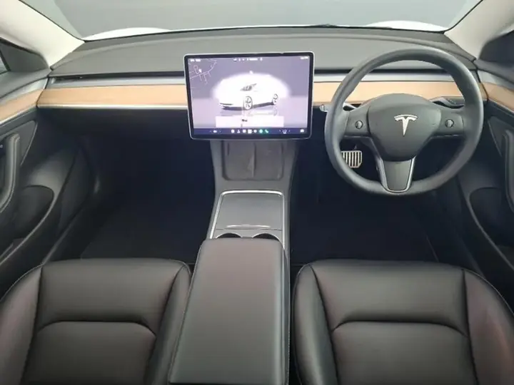 Tesla Model 3 2023 photo 3