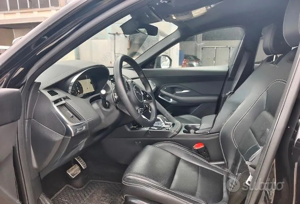 Jaguar E-Pace 2023 photo 4