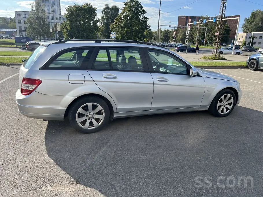 Mercedes-Benz C200 2010 photo 2
