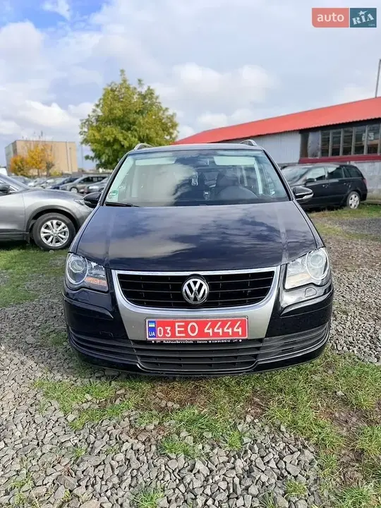 Volkswagen Touran 2009 photo 2
