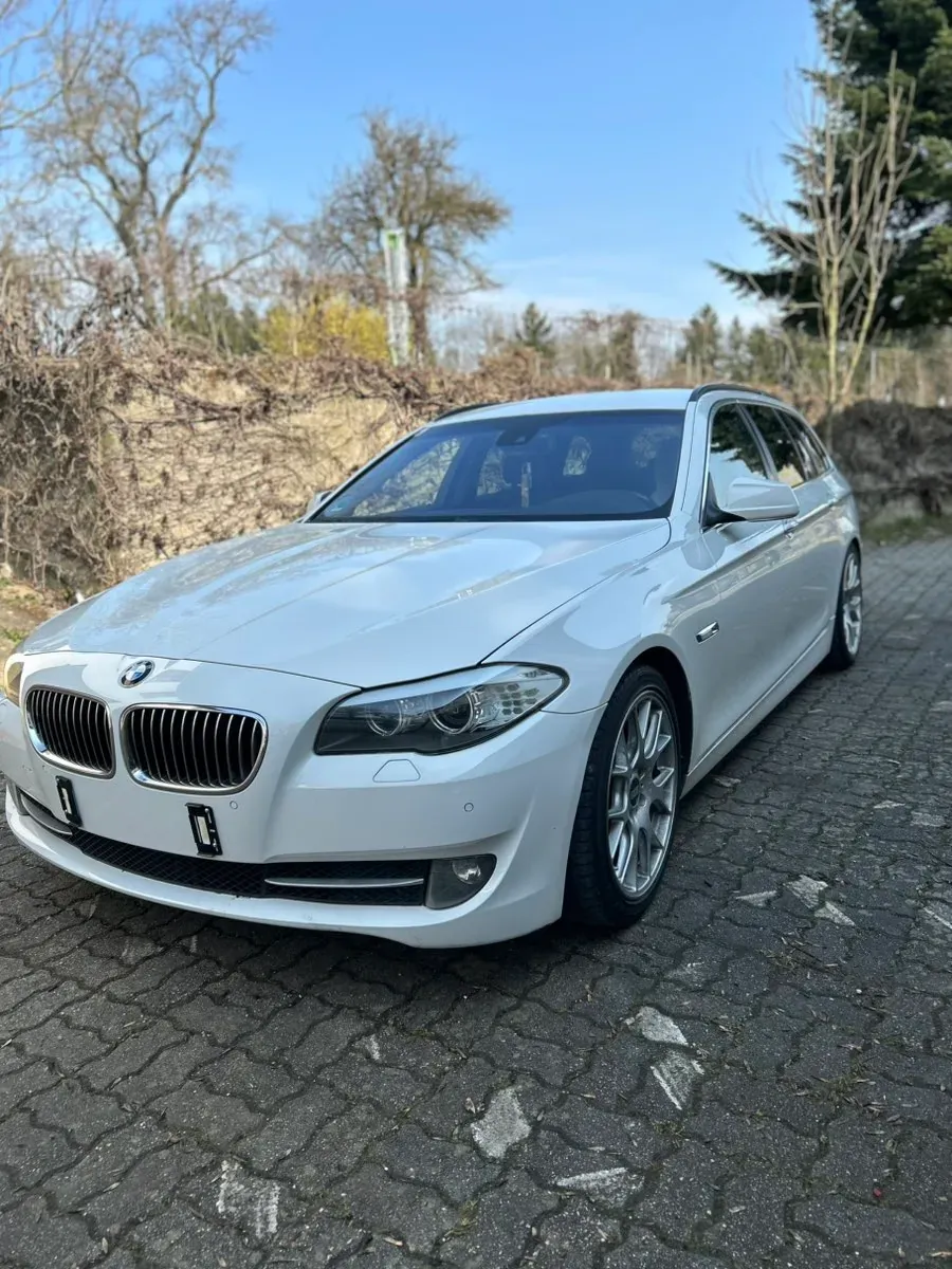 BMW 5 Series 2010 photo 2