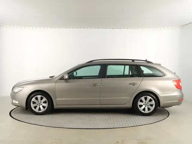 Skoda Superb Combi 2013 photo 2