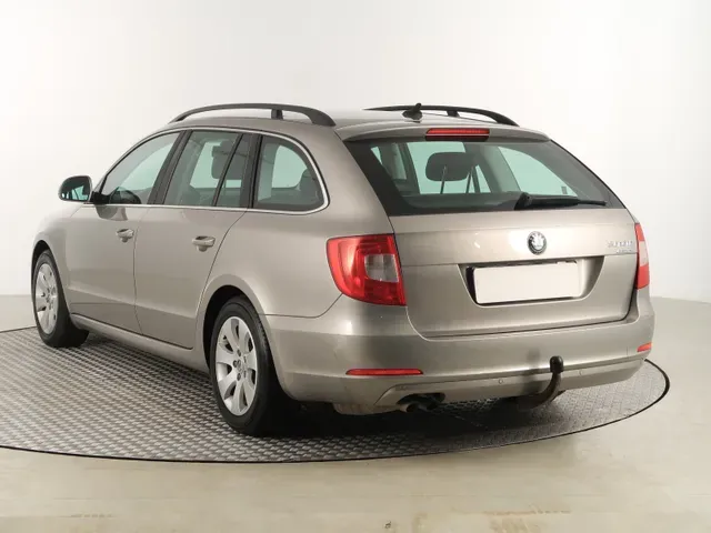 Skoda Superb Combi 2013 photo 3