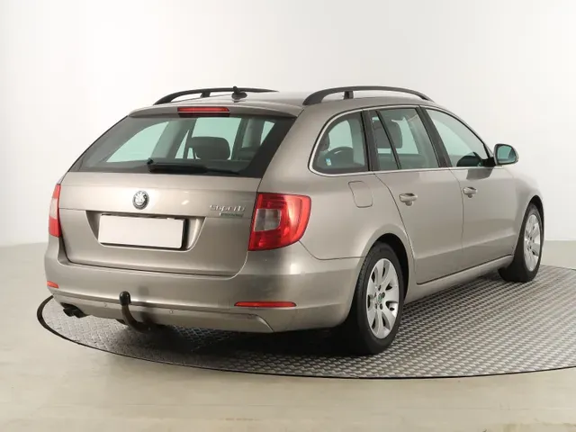 Skoda Superb Combi 2013 photo 4