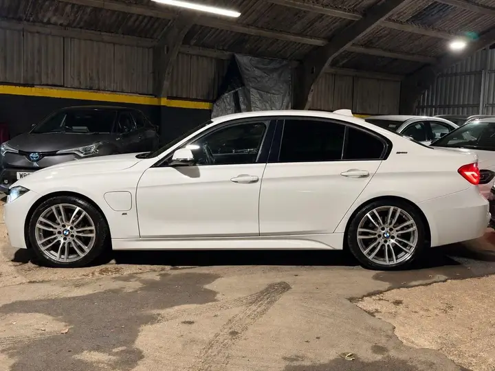 BMW 3 Series 2018 photo 5