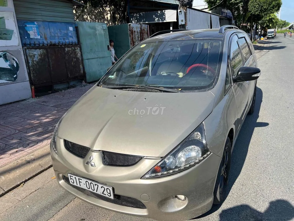 Mitsubishi Grandis 2006 photo 2