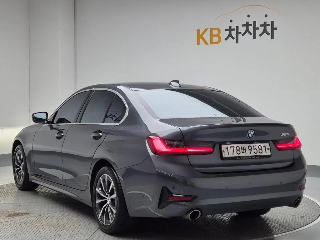 BMW 3 Series 2022 photo 2
