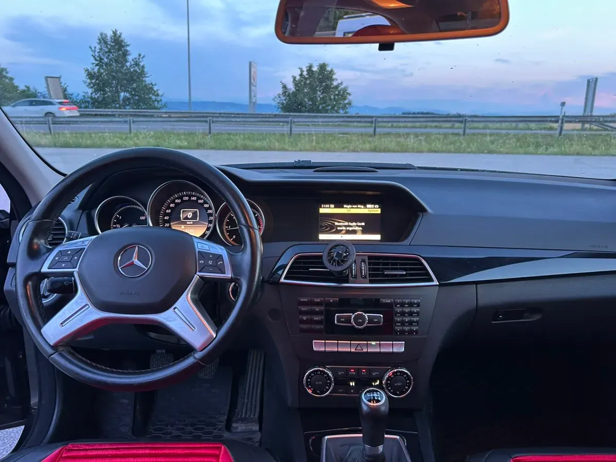 Mercedes-Benz C-Class 2011 photo 2