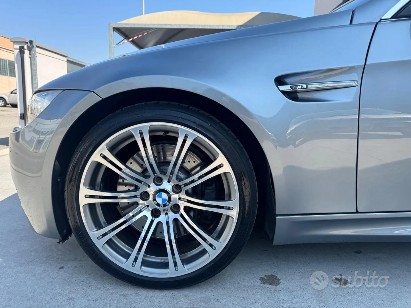 BMW M3 2010 photo 2