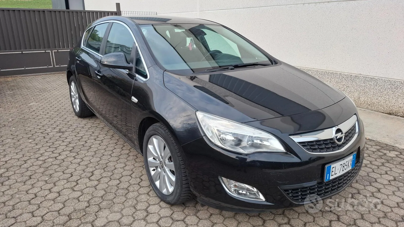Opel Astra 2012 photo 2