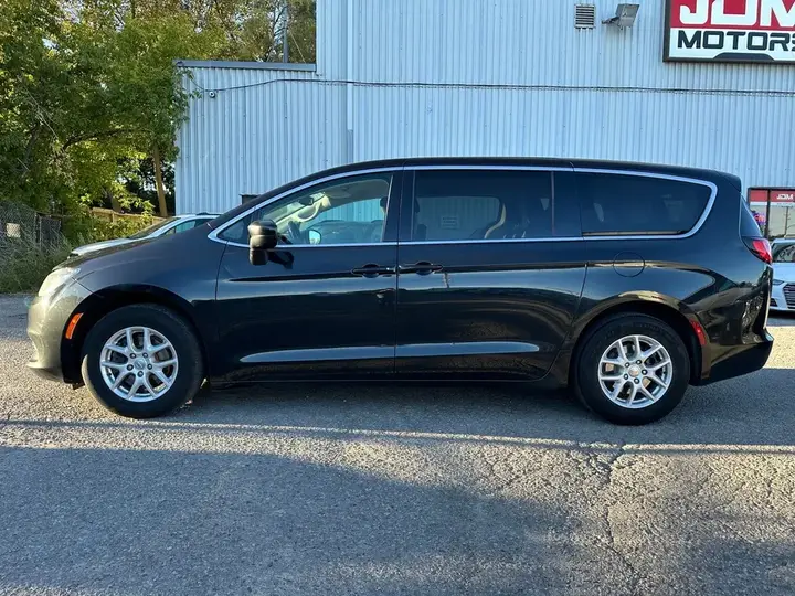 Chrysler Pacifica 2020 photo 2