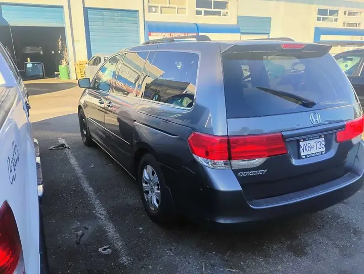Honda Odyssey 2011 photo 2