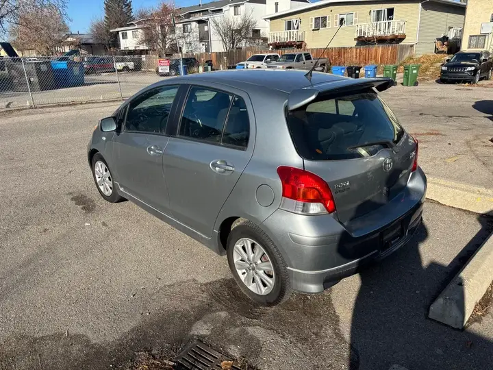 Toyota Yaris 2011 photo 2